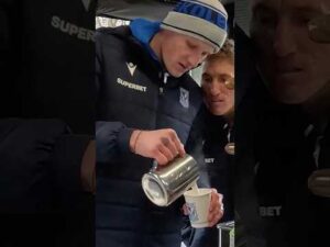 Read more about the article Najlepsza kawa? ☕️ Taka zaserwowana przez Mrozia i Joela 😁 #lechpoznań #football #shorts