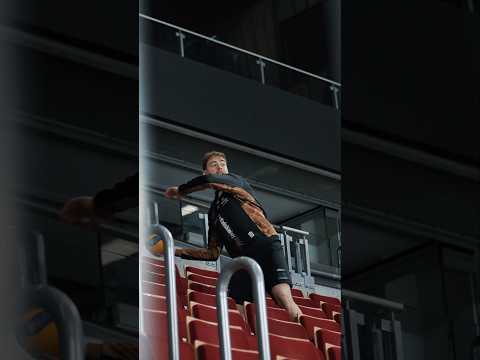 Read more about the article Czy piłka może utknąć pod sufitem ERGO ARENY? 😯 | Trefl Gdańsk #Shorts