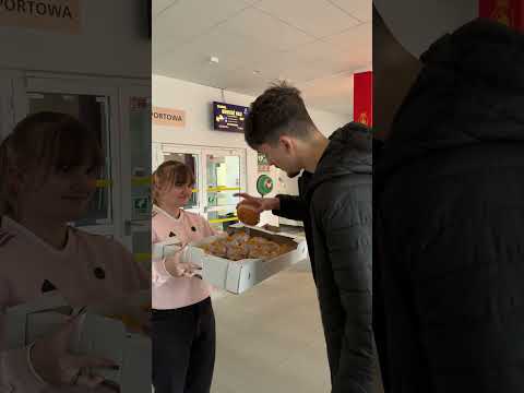 Read more about the article PĄCZKI CZY FAWORKI? 🤔🍩 #legia #basketball #plkpl #sport #koszykowka #legiakosz #tłustyczwartek