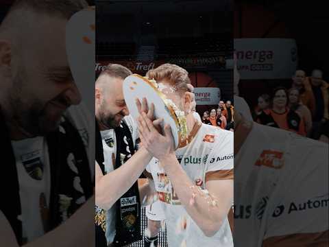 You are currently viewing Czy tort był smaczny? 🎂 | Jakub Jarosz kończy Karierę | Trefl Gdańsk #Shorts
