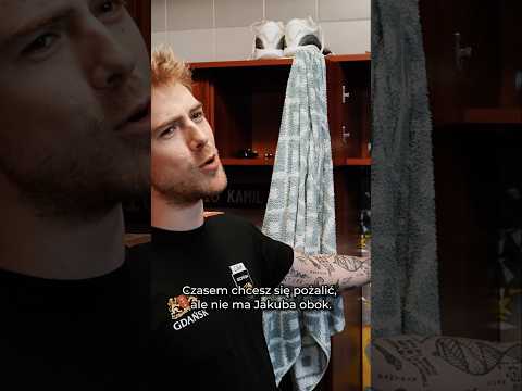 Read more about the article Kamil Droszyński śpiewająco o Jakubie Jaroszu 🎶 | Trefl Gdańsk #Shorts