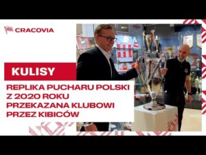 Read more about the article PRZEKAZANIE REPLIKI PUCHARU POLSKI | Cracovia Old School dla KS Cracovia S.A. | #dzieńkibica