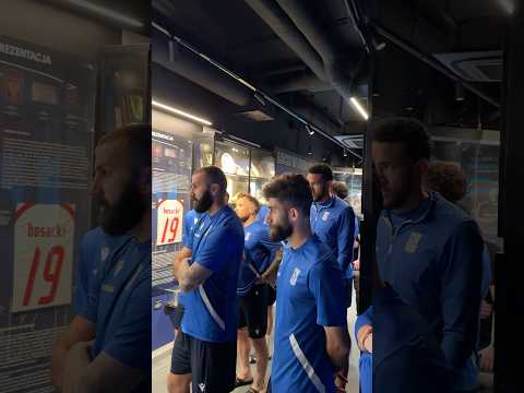 Read more about the article Nasi piłkarze odwiedzili dzisiaj klubowe Muzeum, by poznać lepiej historię Kolejorza 👨‍🎓🫡 #shorts