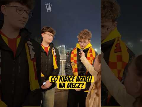 You are currently viewing 🎤🎒 “Co Masz w Plecaku, Kibicu?” – Złapaliśmy Fanów Pod Stadionem! #koronakielce #widzewłódź