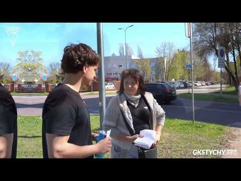 Read more about the article ” Robimy niespodziankę i zapraszamy na mecz” – Koszykarze w maluchu!