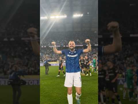 Read more about the article Tak wygląda prawdziwa radość 🥳🎉 #lechpoznań #kolejorz #shorts #celebration