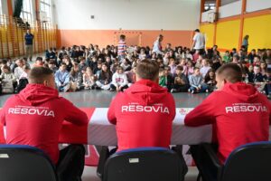 Read more about the article „LEKCJA Z RESOVIĄ” W SZKOLE PODSTAWOWEJ W GŁOGOWIE MAŁOPOLSKIM