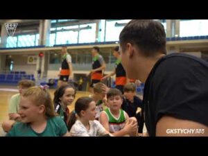 Read more about the article ” Konkurs wsadów, mecz i niespodzianka na koniec’ – Trening z kibicami!