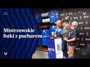 Read more about the article MISTRZOWSKIE FOTKI | Karnetowicze i pamiątkowe zdjęcia z mistrzowskim trofeum