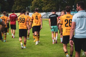 Hutnik Resovia 70 min 300x200 1 | AleMecz.pl