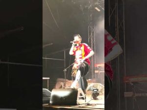 Read more about the article Agnieszka Chylińska w koszulce Chojniczanki