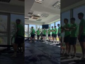 Read more about the article Beeesssi, Beeesssi… Robota? Zrobiona. ✅ Armosferka? Top. ✅   #slaskwroclaw #football #sports