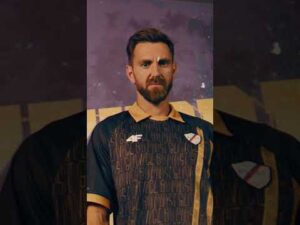 Read more about the article 1 z 400 może być twoja! Koszulki jubileuszowe w sprzedaży 🔵🔴