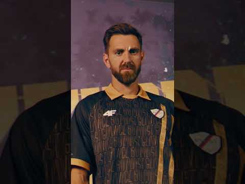 Read more about the article 1 z 400 może być twoja! Koszulki jubileuszowe w sprzedaży 🔵🔴