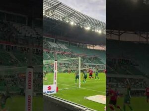 Read more about the article Wjeżdżamy w pierwszy dzień szkoły, jak Patryk Sokołowski z piłką do bramki #shorts #football