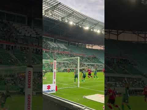 Read more about the article Wjeżdżamy w pierwszy dzień szkoły, jak Patryk Sokołowski z piłką do bramki #shorts #football