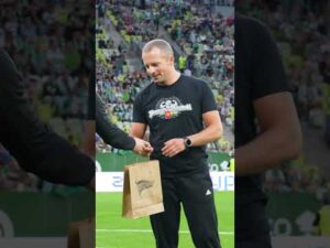 Read more about the article Tak wygrywa się koszulkę meczową wraz z podpisami od zondacrypto Polska 😎