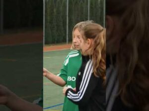 Read more about the article Dwóch Braniów odwiedziło wczoraj szkołę w Białce ⚒️ #betclic1liga #football #zielonoczarni