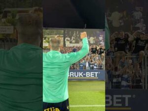 Read more about the article Setka goli dla Lecha 👊🏻 Legenda 🙌🏻 Król Mikael 👑 #lechpoznań #football #shorts #legend