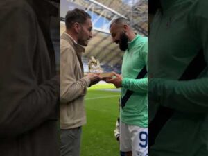 Read more about the article Wyjątkowa nagroda, dla wyjątkowego piłkarza 🤴👑 #lechpoznań #football #shorts #king