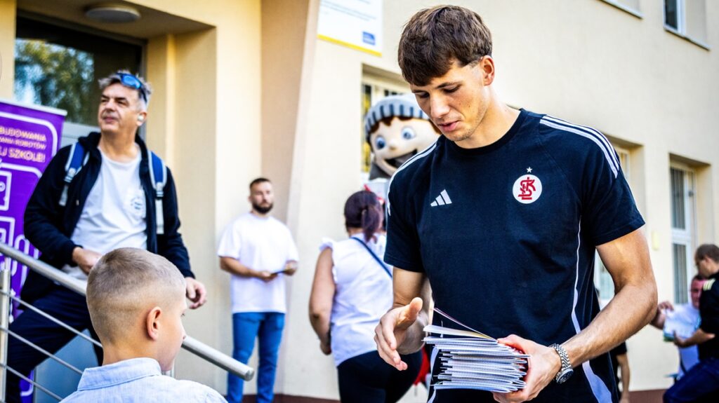 You are currently viewing Wielosekcyjny ŁKS dołączył do akcji kibiców na rozpoczęcie roku szkolnego