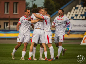 20251005 Resovia Rekord 8460 300x225 1 | AleMecz.pl