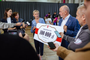 Read more about the article Wspieramy Fundację Kolorowy Świat. 100 tys. zł na remont sali dla dzieci