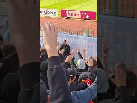 You are currently viewing Tomek Mikołajczak przejmuje megafon i prowadzi doping dla Chojniczanki