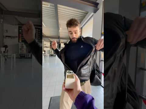 You are currently viewing MAM ICH! 🕷️😂 #prank #spider #spiderbox #halloween #zaksa #shorts