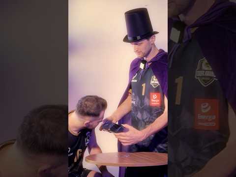 You are currently viewing Magiczny Pit czaruje przed Magicznym Meczem: sekretne pudełko 🧙🏽‍♂️ | Energa Trefl Gdańsk #Shorts