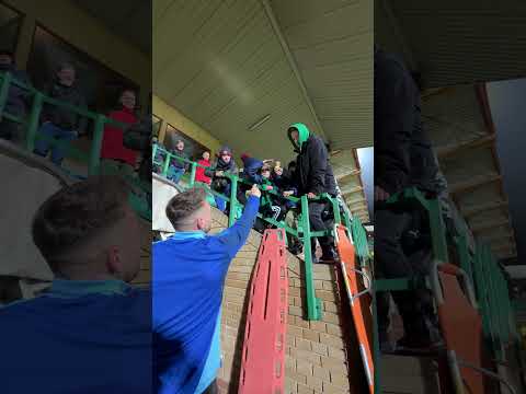 Read more about the article Przedmeczowa gierka o rękawice Budziła 🧤#betclic1liga #football #soccer #zielonoczarni #goalkeeper