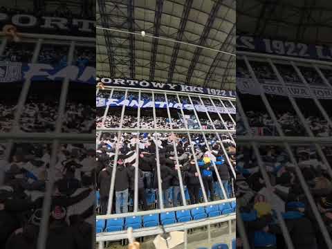 You are currently viewing Cały stadion robi The Poznań 🙌🏻👏🏻 #lechpoznań #football #fans #thepoznan #shorts
