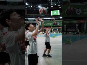 Read more about the article Lekcja siatkówki z #gdańskimilwami opanowała ERGO ARENĘ! 🦁🏐 | Energa Trefl Gdańsk #Shorts