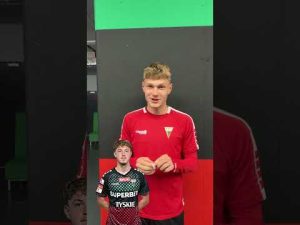 Read more about the article Budzik, mikrofon i znaczek do auta! Piłkarze wręczają prezenty