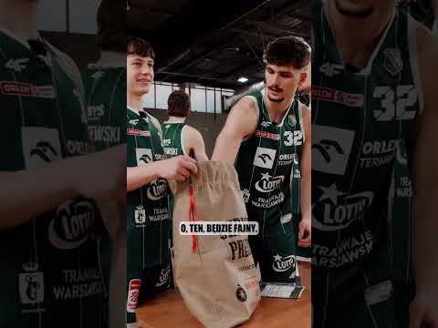 Read more about the article Rozdajemy prezenty dla najmłodszych kibiców 💌🎅 #koszykowka #basketball #legia #nba #legiakosz