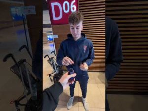 Read more about the article Z nudów na lotnisku zagraliśmy w grę. Kto był najbliżej? Zobaczcie sami 👀 #football #pogonszczecin