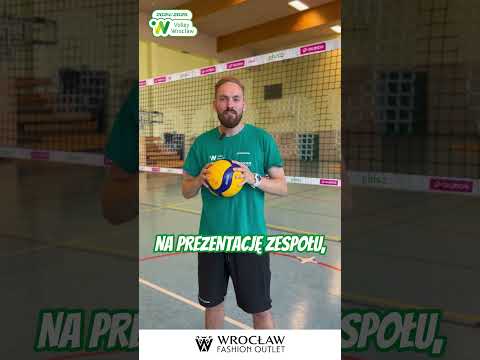 You are currently viewing TRENER BARTŁOMIEJ DĄBROWSKI ZAPRASZA NA PREZENTACJĘ DRUŻYNY DO WROCŁAW FASHION OUTLET! 🏐🔥
