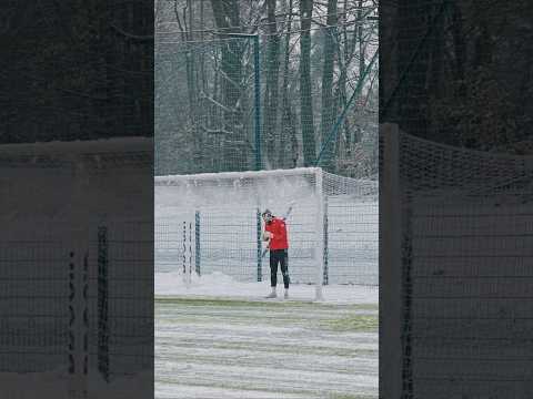 Read more about the article Tak się odśnieża bramkę 🤣 #podbeskidzie #bielskobiała #pilkanozna #piłkanożna #memy  #śmieszne #tsp