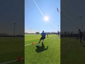 Read more about the article POV: jesteś Luisem Palmą i ciśniesz na maksa na obozie w Abu Zabi 🏃‍♂️💨 #lechpoznań