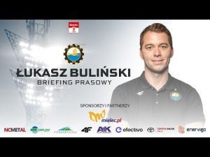 Read more about the article BRIEFING PRASOWY |  Łukasz Buliński