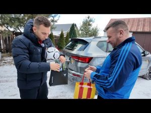 Read more about the article Piłkarz Korony zapukał do drzwi kibiców! ZOBACZ ich reakcję! 👀