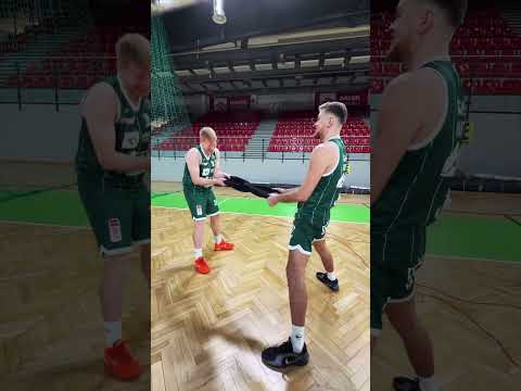 You are currently viewing TOWEL CHALLENGE 🤓 #legia #basketball #plkpl #nba #koszykowka #sports #challenge