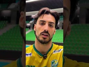 Read more about the article Portugal. Why is there plexiglass between the stands and the court?  #volleyball #volleyballworld