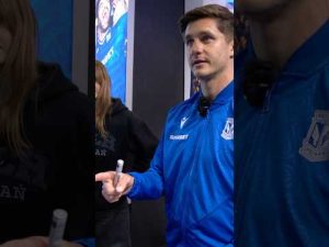 Read more about the article Zaskoczyli klientów w sklepie Lecha 🙈 #lechpoznań #football #shorts #surprise