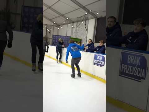 You are currently viewing Łyżwy zaliczone, pączki zjedzone, piątki z piłkarzami przybite ⛸🥯🤚  #lechpoznań #tłustyczwartek
