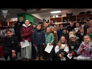 Read more about the article Zwiedzanie szatni Mistrzów Polski! Młodzi kibice zajęli miejsca zawodników