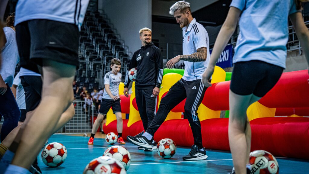 Ruch, uśmiech i sportowa ciekawość. Wielka wielosekcyjna lekcja WF z ŁKS 10 WZ 00684 1024x576 1 | AleMecz.pl