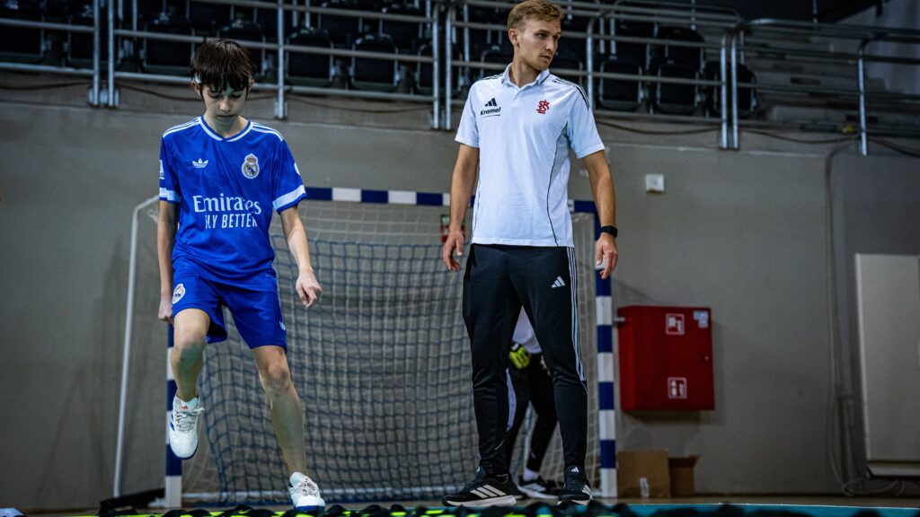 Ruch, uśmiech i sportowa ciekawość. Wielka wielosekcyjna lekcja WF z ŁKS 13 WZ 00686 1024x576 1 | AleMecz.pl