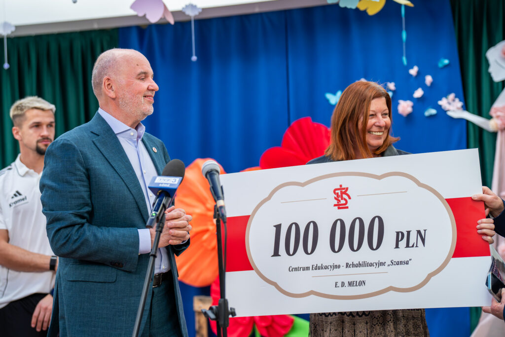 You are currently viewing Wielkanocna wizyta w Piotrkowie. 100 tys. zł na wsparcie podopiecznych Centrum Edukacyjno-Rehabilitacyjnego „Szansa”