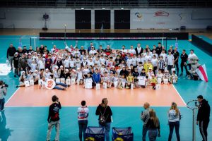 Read more about the article Ruch, uśmiech i sportowa ciekawość. Wielka wielosekcyjna lekcja WF z ŁKS